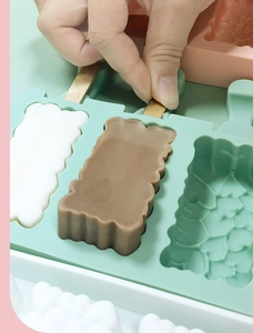 Détail du moule à glace en silicone vert menthe avec motifs cœurs et démoulage facile