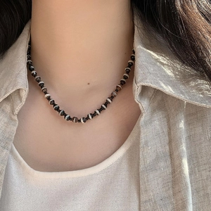 Collier minimaliste en perles noires et blanches avec pendentif géométrique rétro