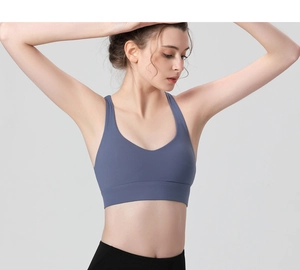 Détail du col en U du soutien-gorge de sport bleu gris avec large bande et tissu sans couture