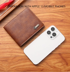 Portefeuille pour homme en cuir marron à côté d'un smartphone pour comparer la taille