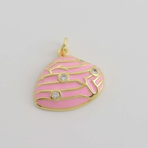 Vista dettagliata del ciondolo a conchiglia in smalto rosa con zirconi e placcatura oro 18K