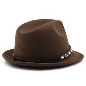 Dettaglio cappello in pelle scamosciata marrone con fascia nera e cuciture a croce