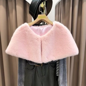 Elegante scialle in ecopelliccia rosa per abiti da sposa e vestiti da sera da donna