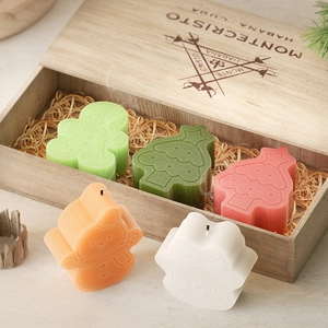 Coffret de bougies de Noël avec sapin vert et bonhomme de pain d'épices dans une boîte