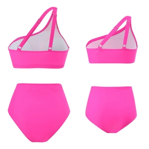 Dettaglio del top bikini rosa monospalla con fibbia in metallo e slip a vita alta