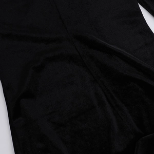 Nahaufnahme von schwarzem Samtstoff mit weichen Falten und feinen Nähten am Kleid