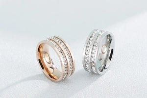 Detailansicht zweireihiger Diamantringe in Roségold und Silber mit glänzendem Zirkonia