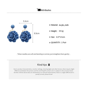 Tableau des tailles détaillé pour boucles d'oreilles roses en denim bleu avec dimensions