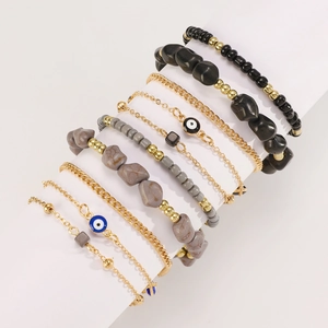 Detalle del set de 8 pulseras bohemias con ojo turco, cadenas doradas y piedras