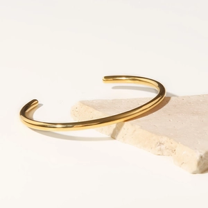 Dettaglio del bracciale aperto in acciaio inossidabile placcato oro 18K su base in pietra
