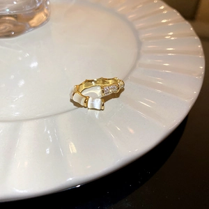 Gouden bamboe ring met witte kattenoogstenen en fonkelende zirkonia versieringen