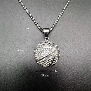 Détail du pendentif basket argenté avec strass et dimensions de 45 mm par 30 mm