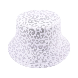 Dettaglio della stampa leopardata argentata sul cappello alla pescatora bianco