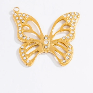 Vue détaillée d'un pendentif papillon doré orné de strass brillants et d'un anneau