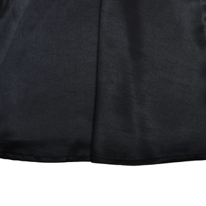 Vue macro du tissu en satin noir avec texture fine et détails de couture d'ourlet