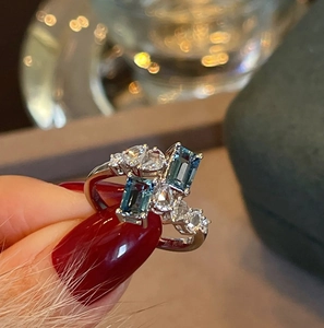 Makro-Detail des S925 Rings mit blauem Saphir im Rechteckschliff und klaren Zirkonen