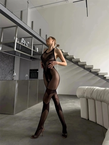 Detail van een zwarte mesh bodysuit met strass-steentjes en een sexy open rug ontwerp