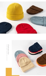 Dettaglio della trama a maglia a coste su cappelli da pescatore in vari colori vivaci