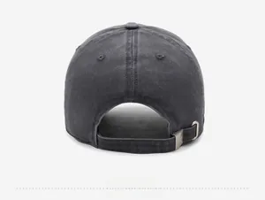 Rückansicht der gewaschenen dunkelgrauen Baseballkappe mit verstellbarer Metallschnalle