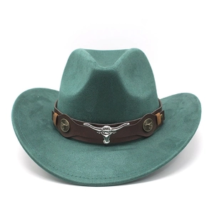 Détail du chapeau en daim vert foncé avec emblème de tête de taureau et ruban cuir