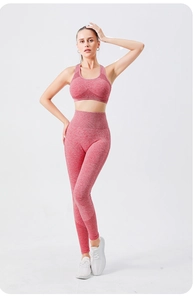 Détail de l'ensemble de yoga rose chiné avec texture en maille respirante sans couture