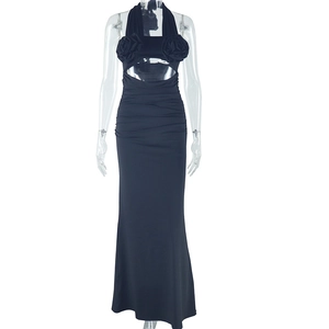 Détail d'une robe licou noire avec rose en tissu 3D et découpe à la taille latérale