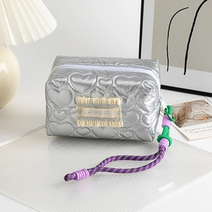 Trousse à maquillage argentée matelassée en cœur avec patch à volants et cordon tressé
