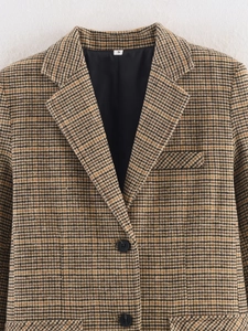 Detailansicht der braunen Hahnentritt-Wollstruktur bei diesem Freizeit-Blazer