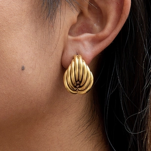 Boucles d'oreilles multicouches ondulées en acier inoxydable plaqué or 18K sur modèle