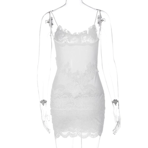 Vue détaillée du dos de la robe en dentelle blanche avec mesh et ourlet festonné