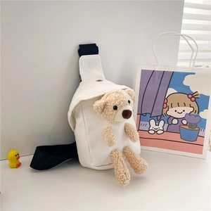 Mini borsa a tracolla per bambini in tela bianca con orsetto di peluche e tracolla nera