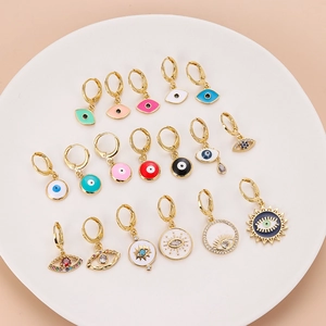 Collezione di orecchini a cerchio Evil Eye dorati con smalto colorato e cristalli