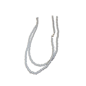 Elegante zweilagige Perlenkette mit klassischen weißen Perlen und einem Karabinerverschluss
