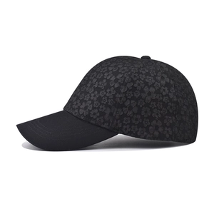 Dettaglio del ricamo in pizzo floreale e texture del cappellino nero alla moda