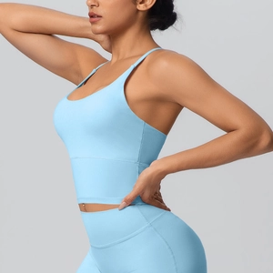 Vue détaillée latérale de l'ensemble de yoga bleu ciel avec brassière dos croisé et legging