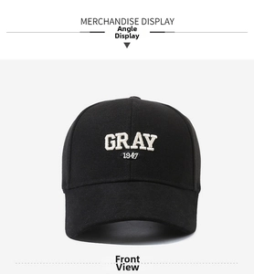 Vorderansicht einer schwarzen Baseballkappe mit weißer GRAY 1947 3D-Stickerei