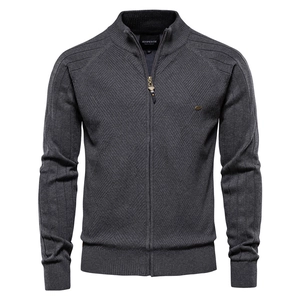 Détail d'un cardigan en tricot gris foncé avec col montant, zip complet et texture côtelée