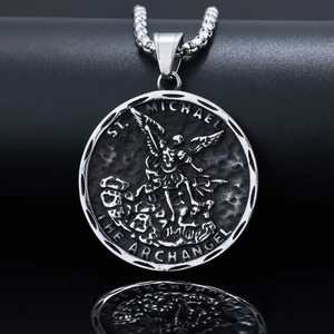 Détail du pendentif Saint Michel Archange en argent avec finition vintage et chaîne