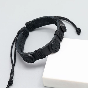 Bracelet vintage en cuir noir pour homme avec trois emblèmes de crâne sur socle blanc