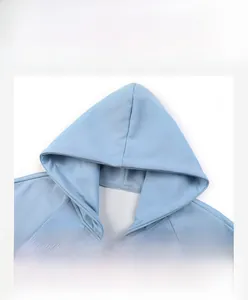 Nahaufnahme der hellblauen Rippstruktur und des 3D-Schnitt-Reißverschlusses am Sport-Hoodie
