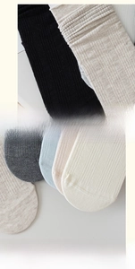 Detailansicht der verstärkten Ferse und feinen Naht an atmungsaktiven Baumwollsocken