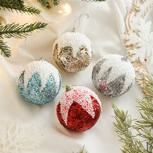 Boules de Noël pailletées or argent rouge bleu avec texture neige sur branches de sapin