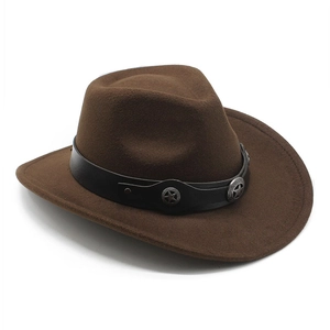 Détail d'un chapeau de cow-boy marron avec bandeau en cuir noir et étoiles argentées