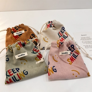 Sacchetti per gioielli in velluto a coste con coulisse in marrone, bianco, verde e rosa