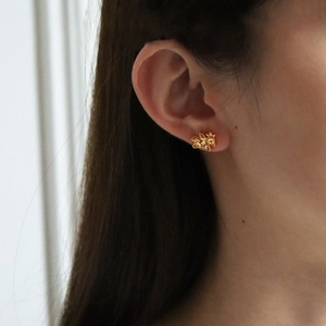 Puce d'oreille cheval ailé plaqué or 24 carats portée pour un style luxueux