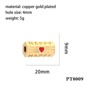 Détail d'une perle en cuivre plaqué or 18K avec gravure HAPPY et motif de cœur rouge
