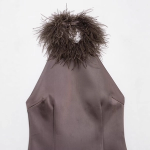 Haut dos nu en satin marron avec bordure en plumes luxueuse et coupe élégante