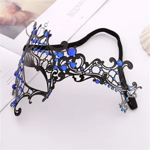 Maschera da ballo nera tagliata al laser con strass blu scintillanti e dettagliata
