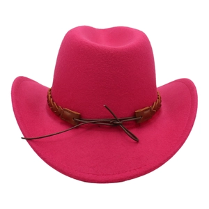Détail d'un chapeau de cow-boy en feutre rose foncé avec bande de cuir tressée marron