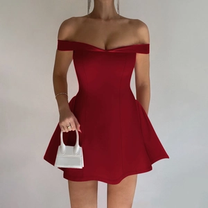 Élégante robe mini bustier rouge foncé avec taille ajustée et silhouette trapèze chic